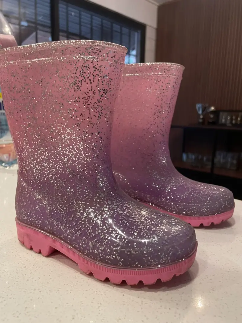 Botas de lluvia infantiles con brillo rosa y morado - 1