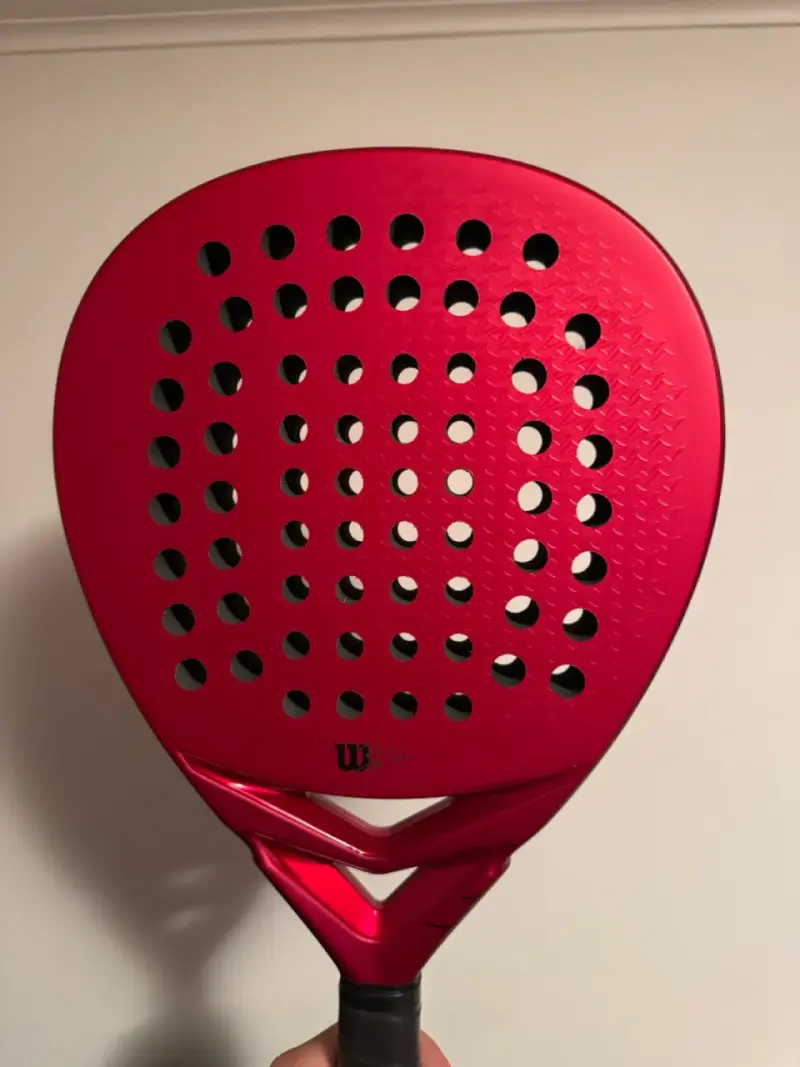 Pala de pádel Wilson roja de alto rendimiento