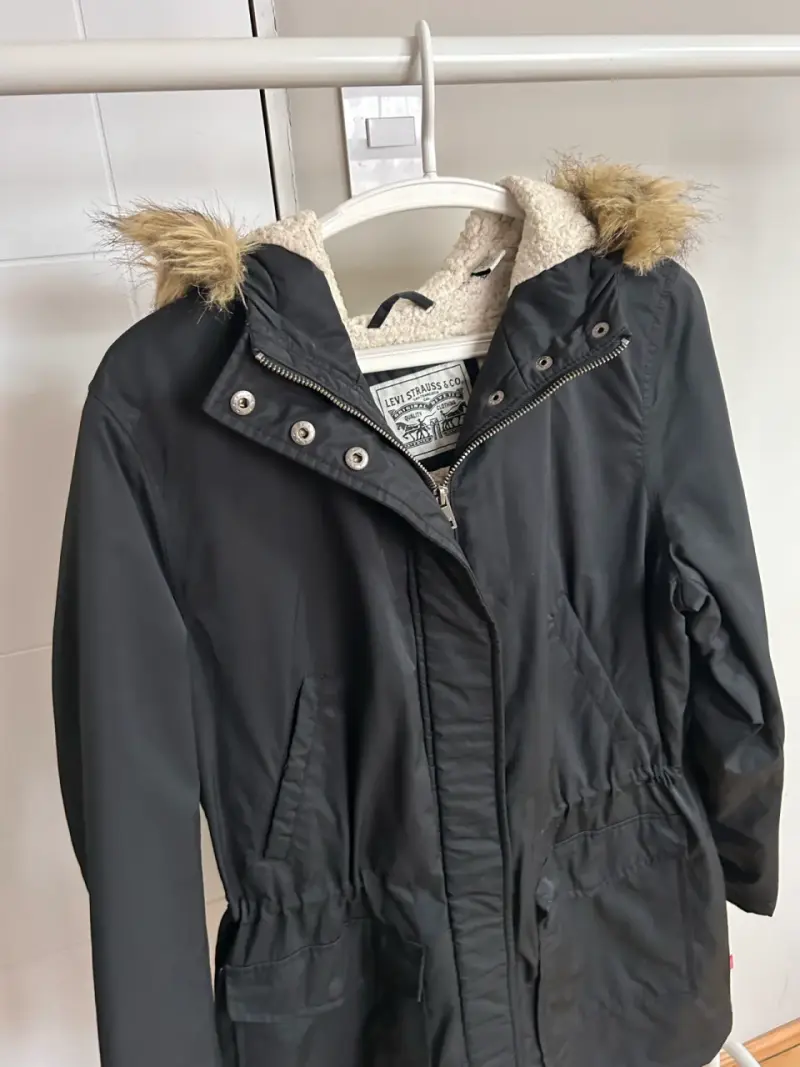 Parka Levi's negra con capucha de piel sintética - 1