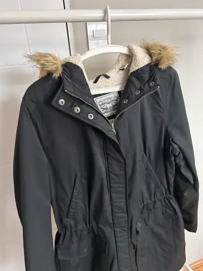 Parka Levi's negra con capucha de piel sintética - miniatura 1