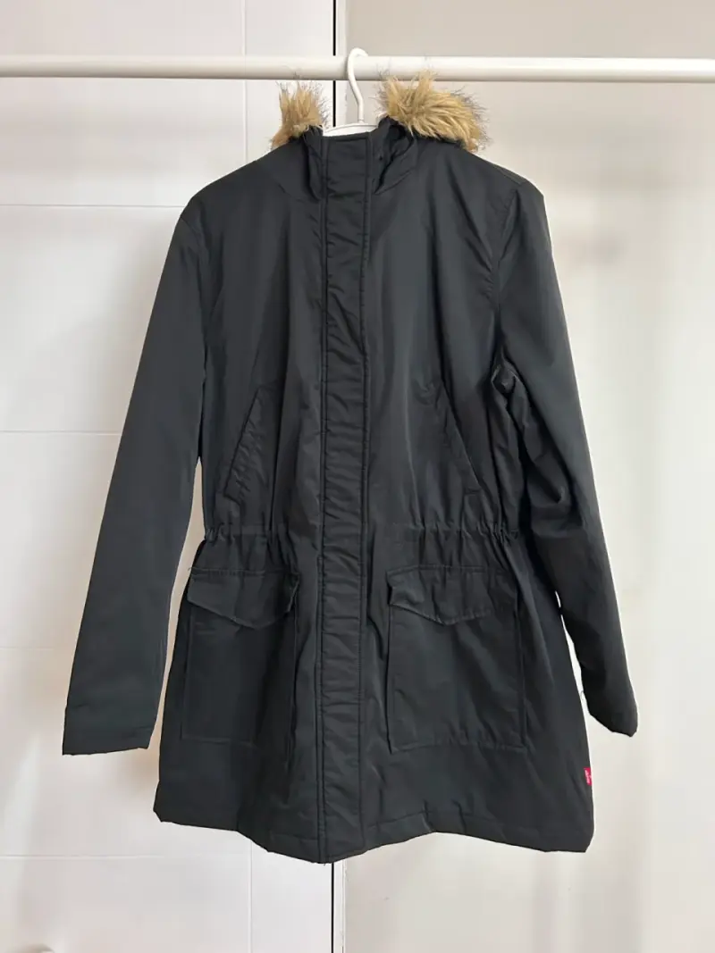 Parka Levi's negra con capucha de piel sintética - 2