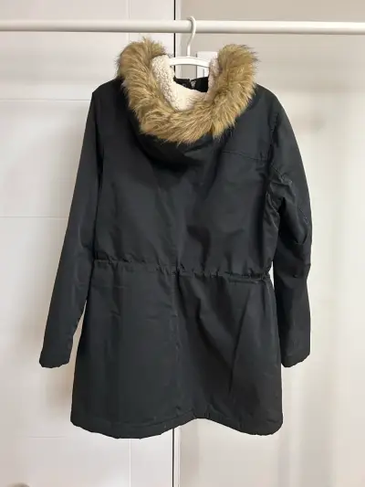 Parka Levi's negra con capucha de piel sintética - miniatura 3