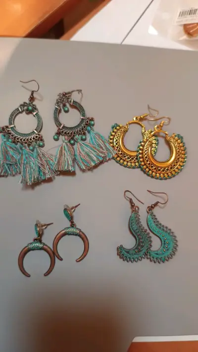 Set de aros bohemios en tonos turquesa y dorado - miniatura 1