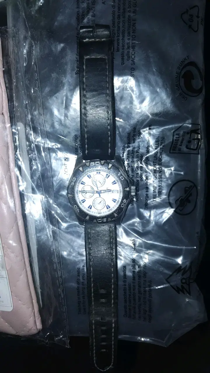 Reloj análogo con correa de cuero negro - 1