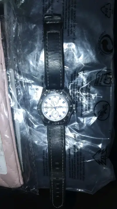 Reloj análogo con correa de cuero negro - miniatura 1