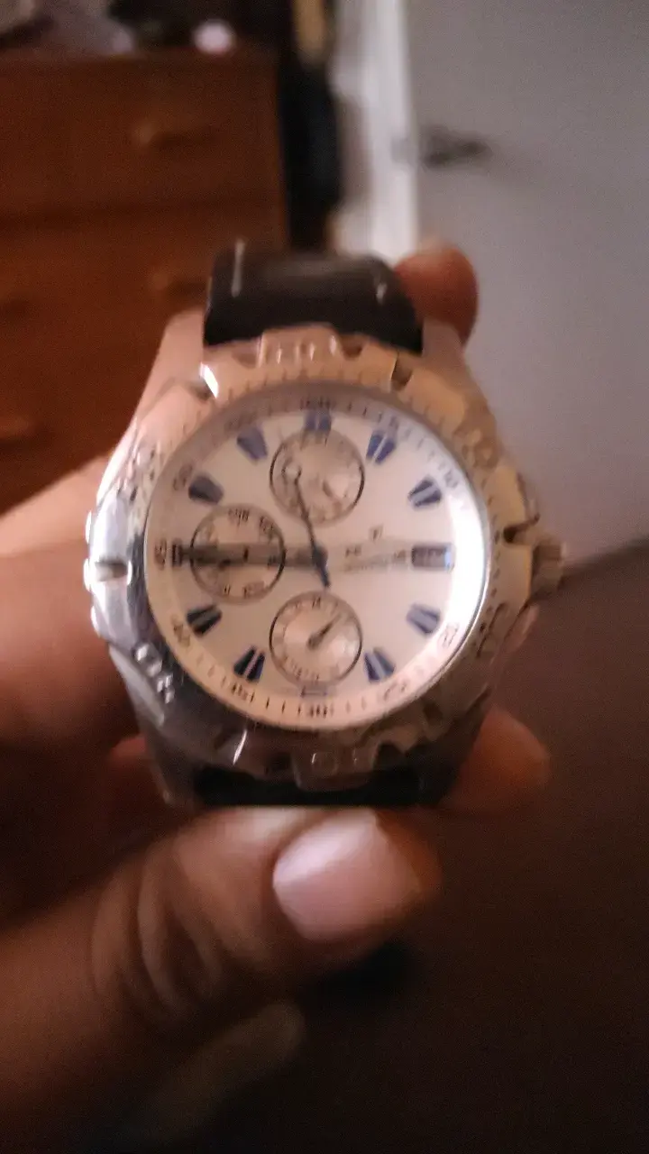 Reloj análogo con correa de cuero negro - 3