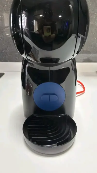 Cafetera de cápsulas negra compacta - miniatura 1