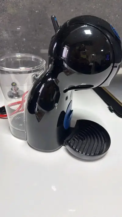 Cafetera de cápsulas negra compacta - miniatura 2