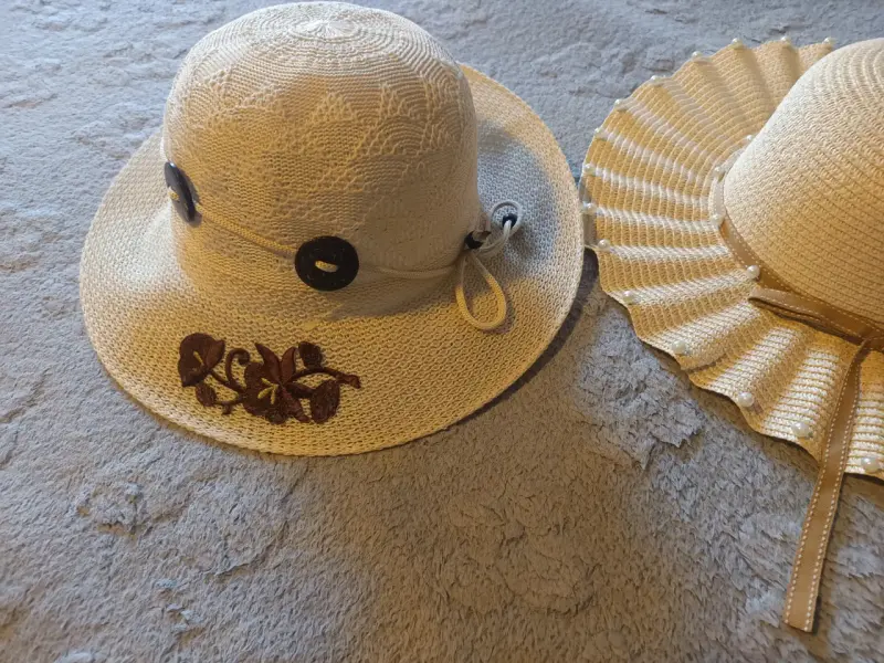 Sombrero de paja con diseño floral y botones - 1