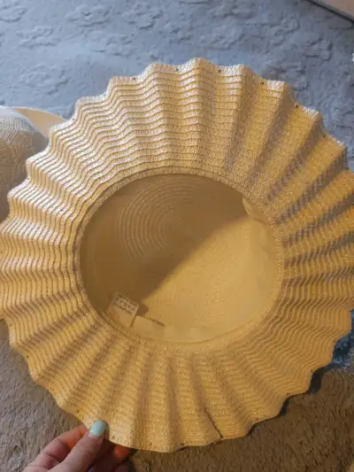 Sombrero de paja con diseño floral y botones - miniatura 2