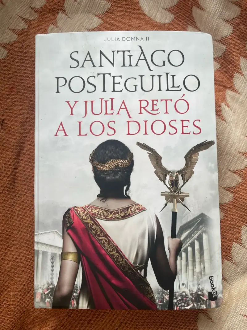 Libro 'Y Julia retó a los dioses' de Santiago Posteguillo