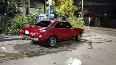Toyota Celica clásico rojo en buen estado - miniatura 1