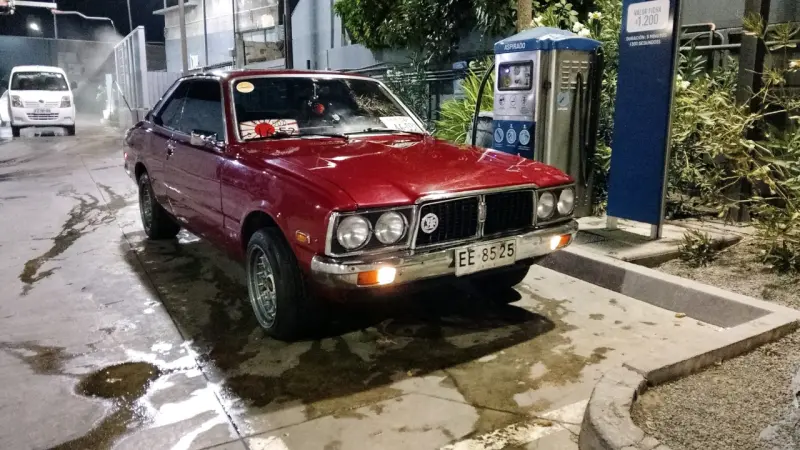 Toyota Celica clásico rojo en buen estado - 2