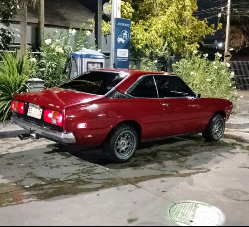 Toyota Celica clásico rojo en buen estado - 3