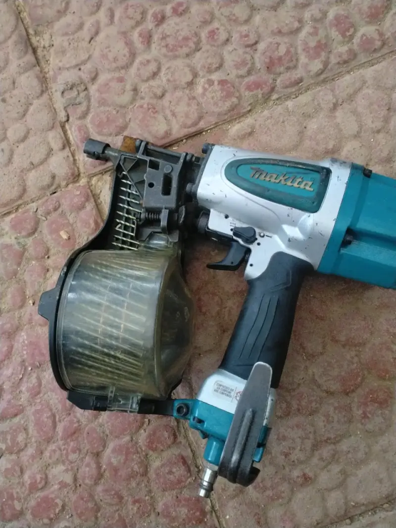 Pistola de clavos Makita neumática - 1