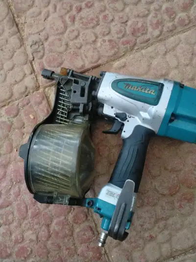 Pistola de clavos Makita neumática - miniatura 1