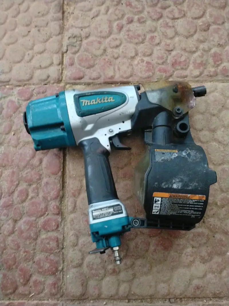 Pistola de clavos Makita neumática - 2