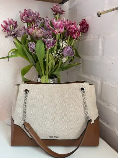 Cartera beige y marrón con cadena Nine West - miniatura 1