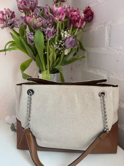 Cartera beige y marrón con cadena Nine West - miniatura 2