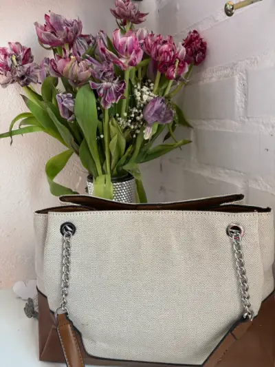 Cartera beige y marrón con cadena Nine West - miniatura 3