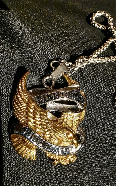 Collar con colgante de águila dorada - miniatura 1
