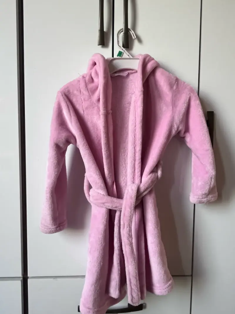 Bata de baño infantil rosada con capucha - 1