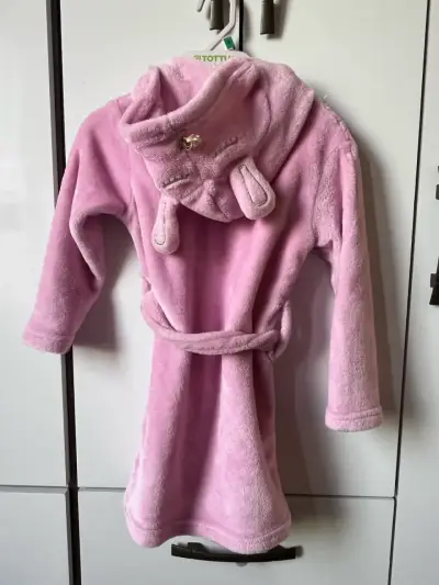 Bata de baño infantil rosada con capucha - miniatura 2