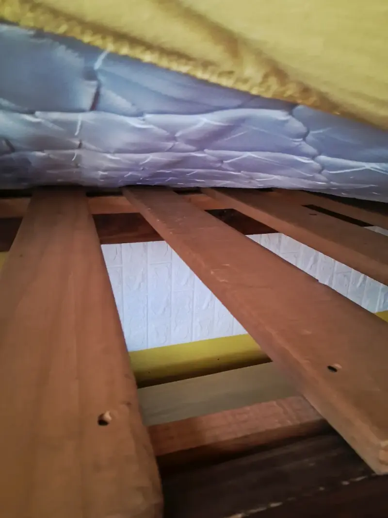 Litera de madera con colchones incluidos - 2