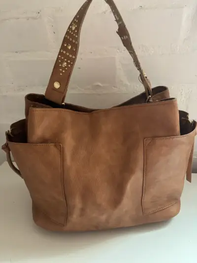 Bolso de cuero marrón con detalles dorados - miniatura 1