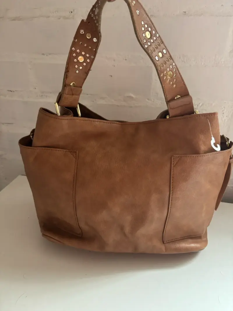 Bolso de cuero marrón con detalles dorados - 2