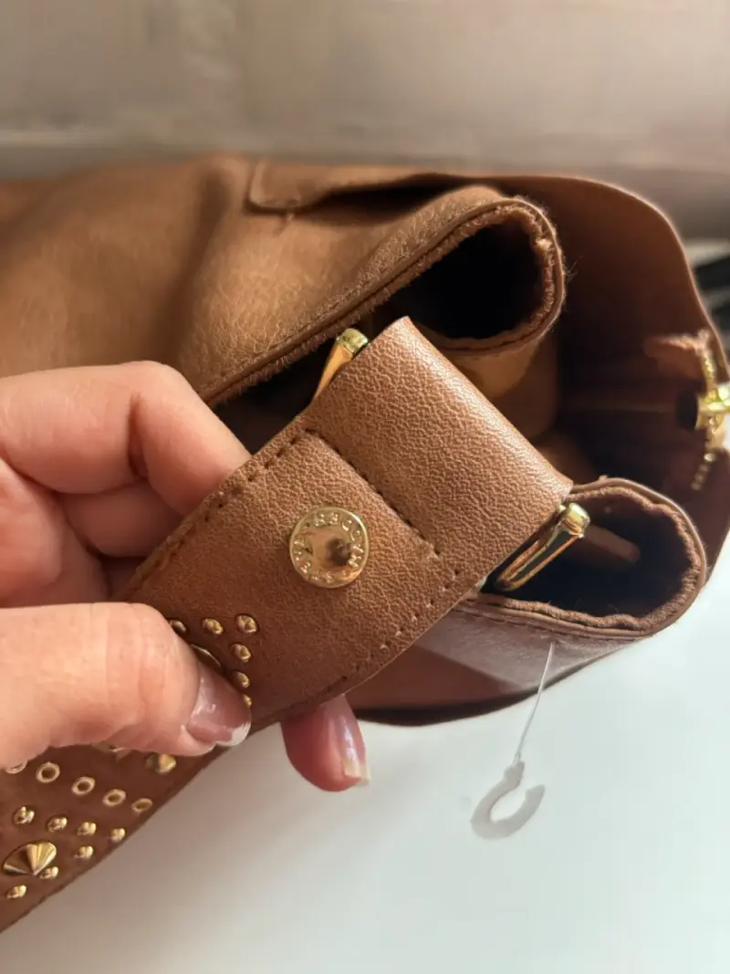 Bolso de cuero marrón con detalles dorados - 3