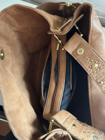 Bolso de cuero marrón con detalles dorados - miniatura 4