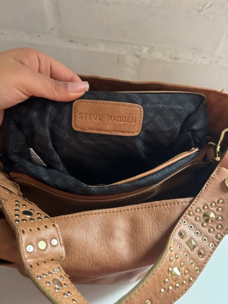 Bolso de cuero marrón con detalles dorados - 5