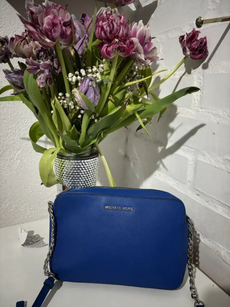 Cartera Michael Kors azul con cadena - 1