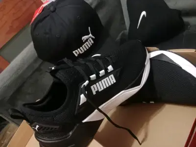 Zapatillas Puma negras con gorra a juego - miniatura 2