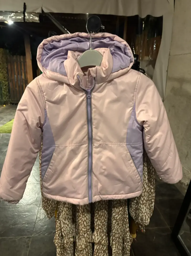Chaqueta infantil acolchada rosada con capucha - 1