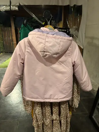 Chaqueta infantil acolchada rosada con capucha - miniatura 2