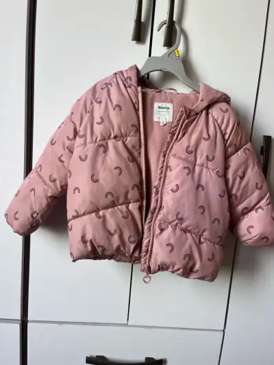 Chaqueta infantil rosa con capucha y estampado - miniatura 1