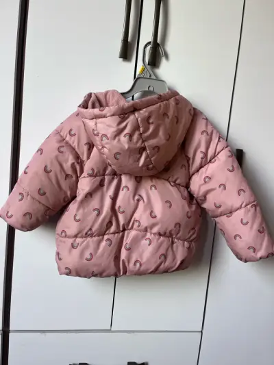 Chaqueta infantil rosa con capucha y estampado - miniatura 2
