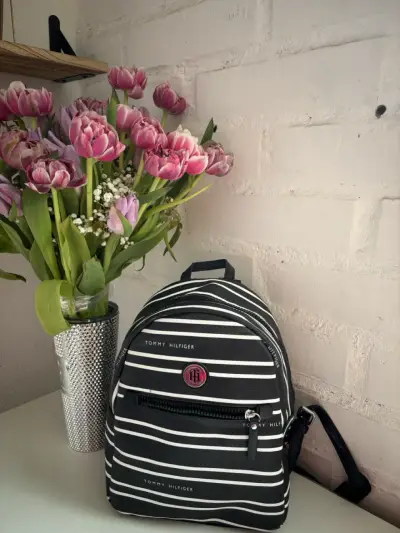 Mochila Tommy Hilfiger rayada negra y blanca - miniatura 1