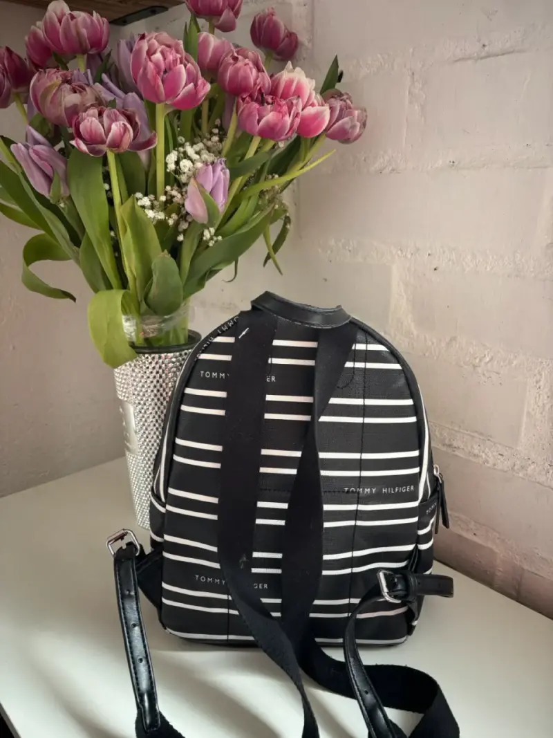 Mochila Tommy Hilfiger rayada negra y blanca - 2