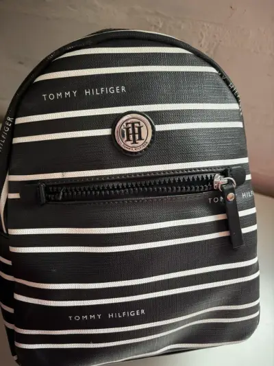 Mochila Tommy Hilfiger rayada negra y blanca - miniatura 3