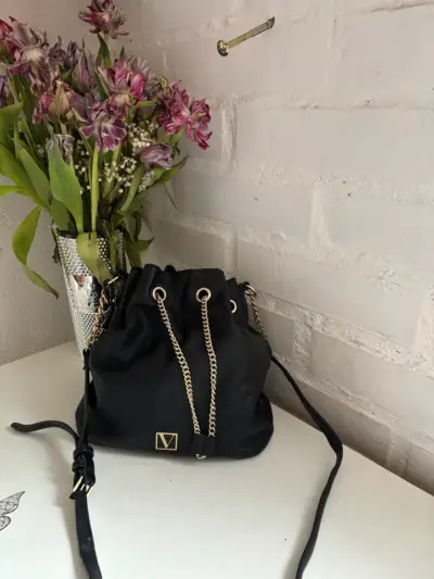 Bolso negro con cadena dorada elegante - miniatura 1