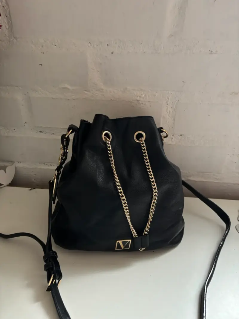 Bolso negro con cadena dorada elegante - 2