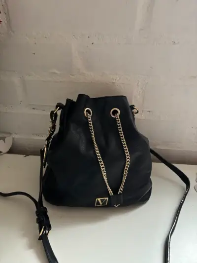 Bolso negro con cadena dorada elegante - miniatura 2
