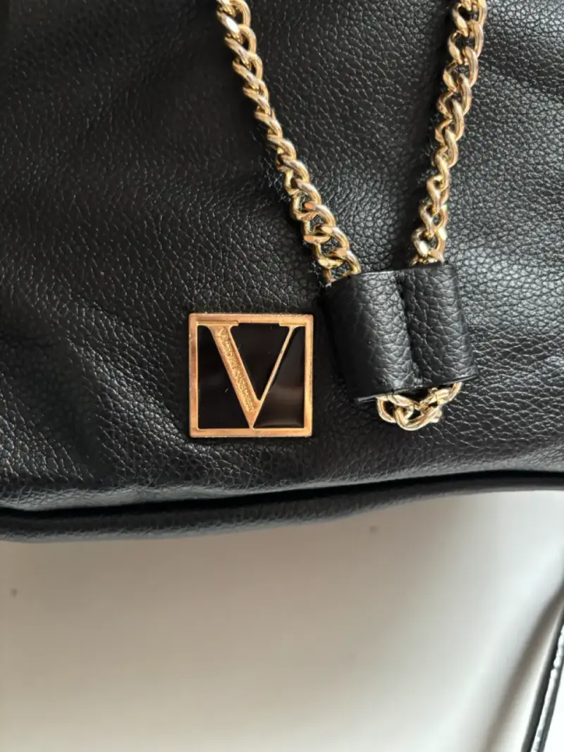 Bolso negro con cadena dorada elegante - 3