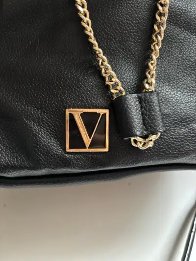 Bolso negro con cadena dorada elegante - miniatura 3