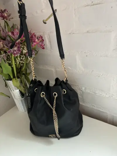 Bolso negro con cadena dorada elegante - miniatura 4