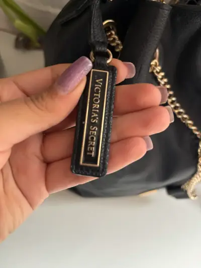 Bolso negro con cadena dorada elegante - miniatura 5