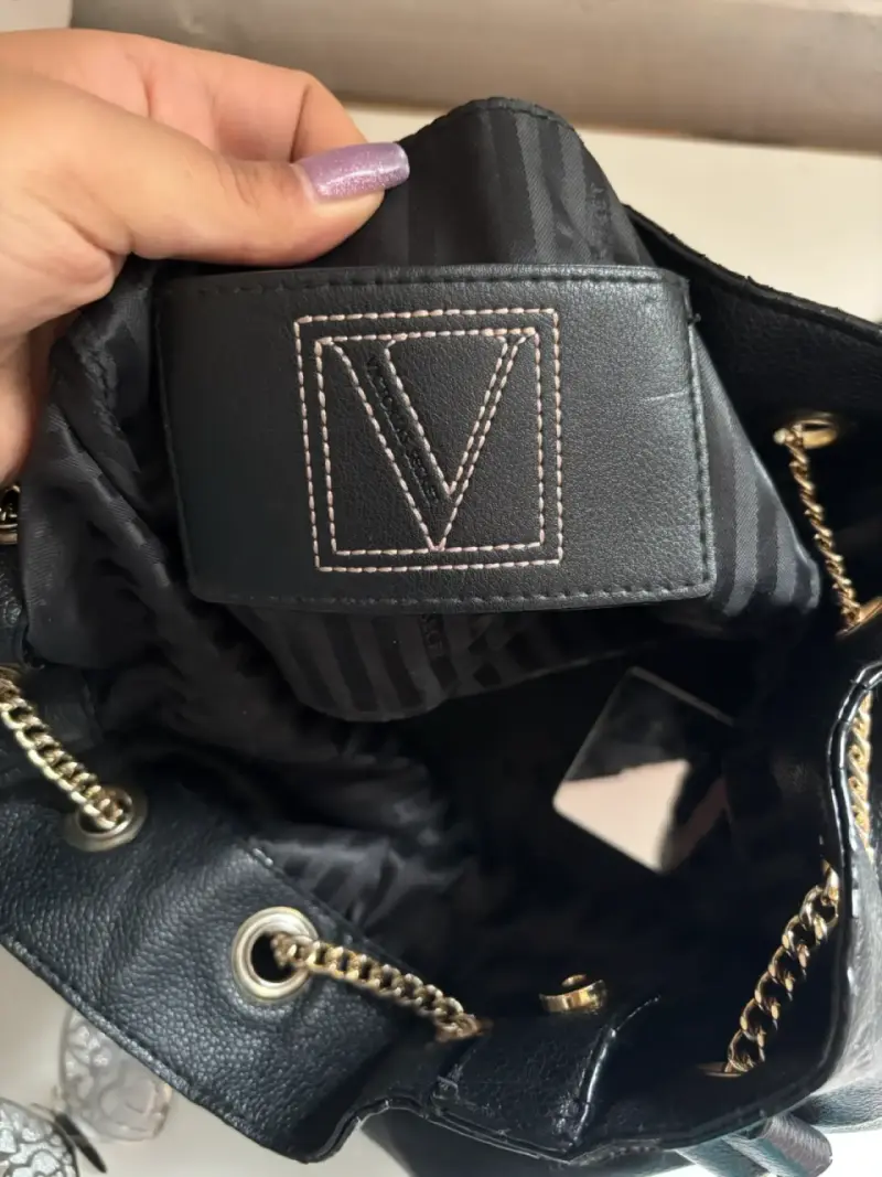 Bolso negro con cadena dorada elegante - 6